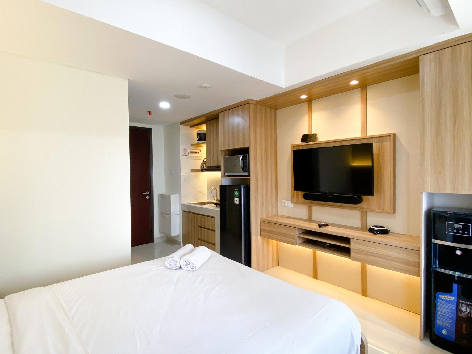 Homey And Warm Studio Room Pollux Chadstone Apartment By Travelio Cikarang Exterior photo